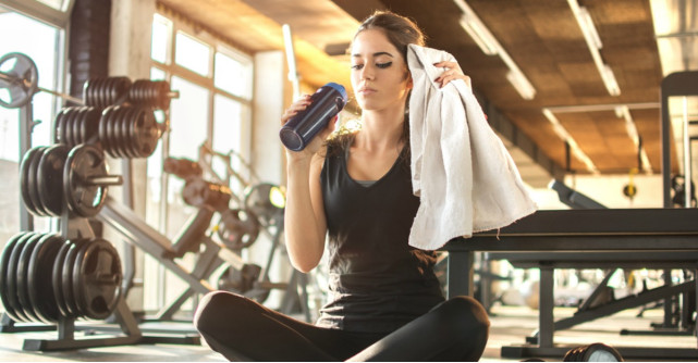 3 Bauturi care te ajuta sa faci mai multa miscare cand mergi la sala