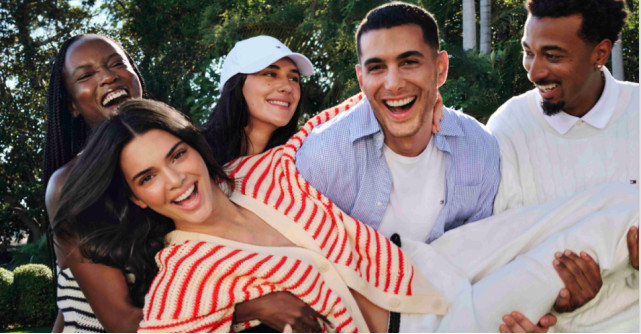 TOMMY HILFIGER LANSEAZĂ CAMPANIA PRIMĂVARA 2024 