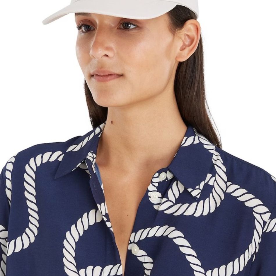 CHIC ȘI PROTEJATĂ DE SOARE CU 20 DE PĂLĂRII ȘI ȘEPCI