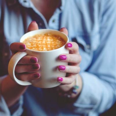 5 trucuri care te ajuta sa combati exfolierea si ruperea unghiilor