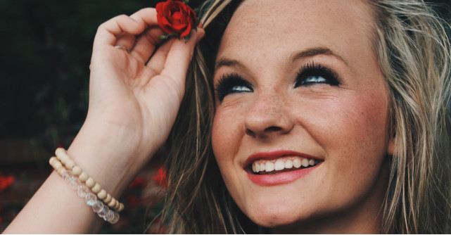 Machiajul care îți accentuează privirea: minunile pe care le fac mascara și eyelinerul