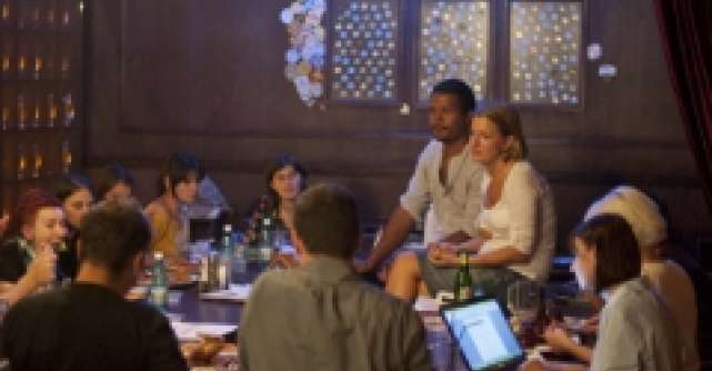Romanii ies la masa la restaurant pentru a fi serviti si pentru a socializa