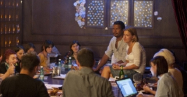 Romanii ies la masa la restaurant pentru a fi serviti si pentru a socializa