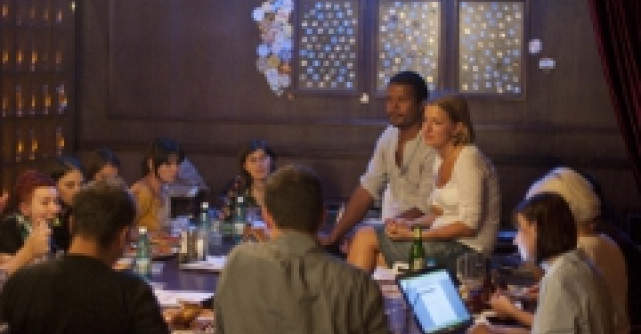 Romanii ies la masa la restaurant pentru a fi serviti si pentru a socializa