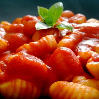Reteta vegana, fara gluten: Gnocchi cu sos de rosii