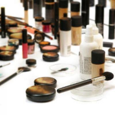 6 sfaturi ca sa iti protejezi cosmeticele de microbi