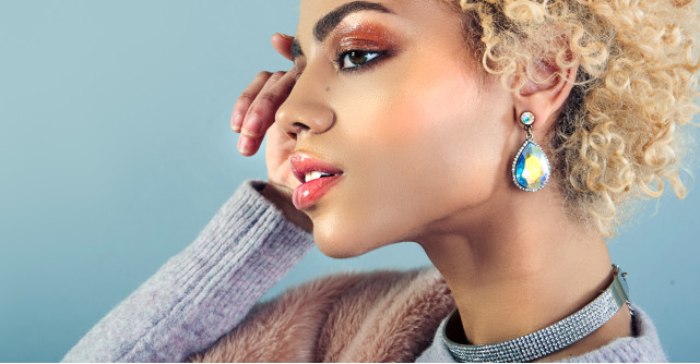 Machiajul cu textură lucioasă: de la ochi, pe buze și pomeți