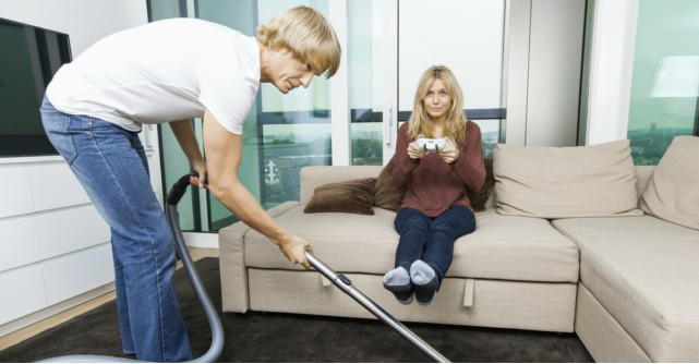 Cum iti convingi partenerul sa te ajute la treburile casnice