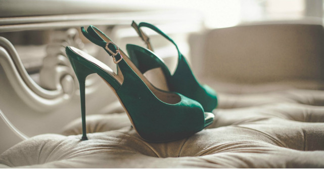 Sandale cu toc kaki: de la casual la eleganta