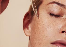 Retinol și retinal: cum le folosești corect fără să-ți iriți pielea. Ghidul complet pentru începătoare