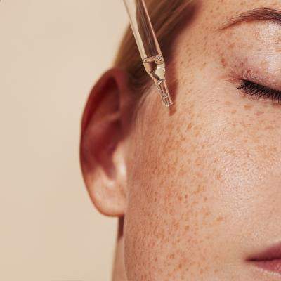 Retinol și retinal: cum le folosești corect fără să-ți iriți pielea. Ghidul complet pentru începătoare