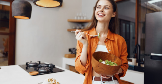 Nu reușești să ții dietă? Schimbări blânde și eficiente, care te ajută să slăbești lent, dar sigur