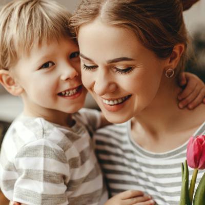 Mesaje de 8 martie pentru mama: Adu-i zâmbetul pe buze!