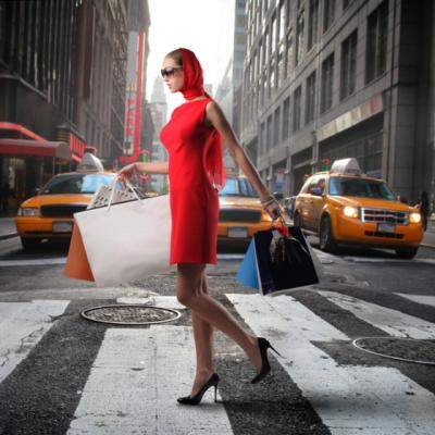 Video: Ea este cea mai bogata artista din lume