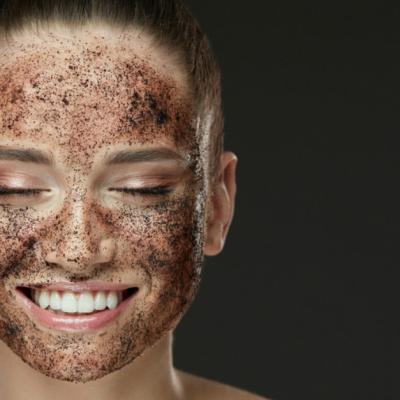 Masca din două ingrediente care curăță porii și elimină punctele negre