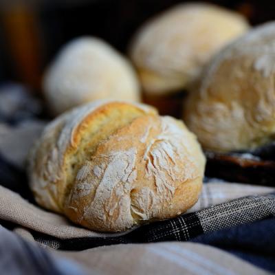 Chifle pufoase cu merisoare si chili, de servit langa camembert la cuptor