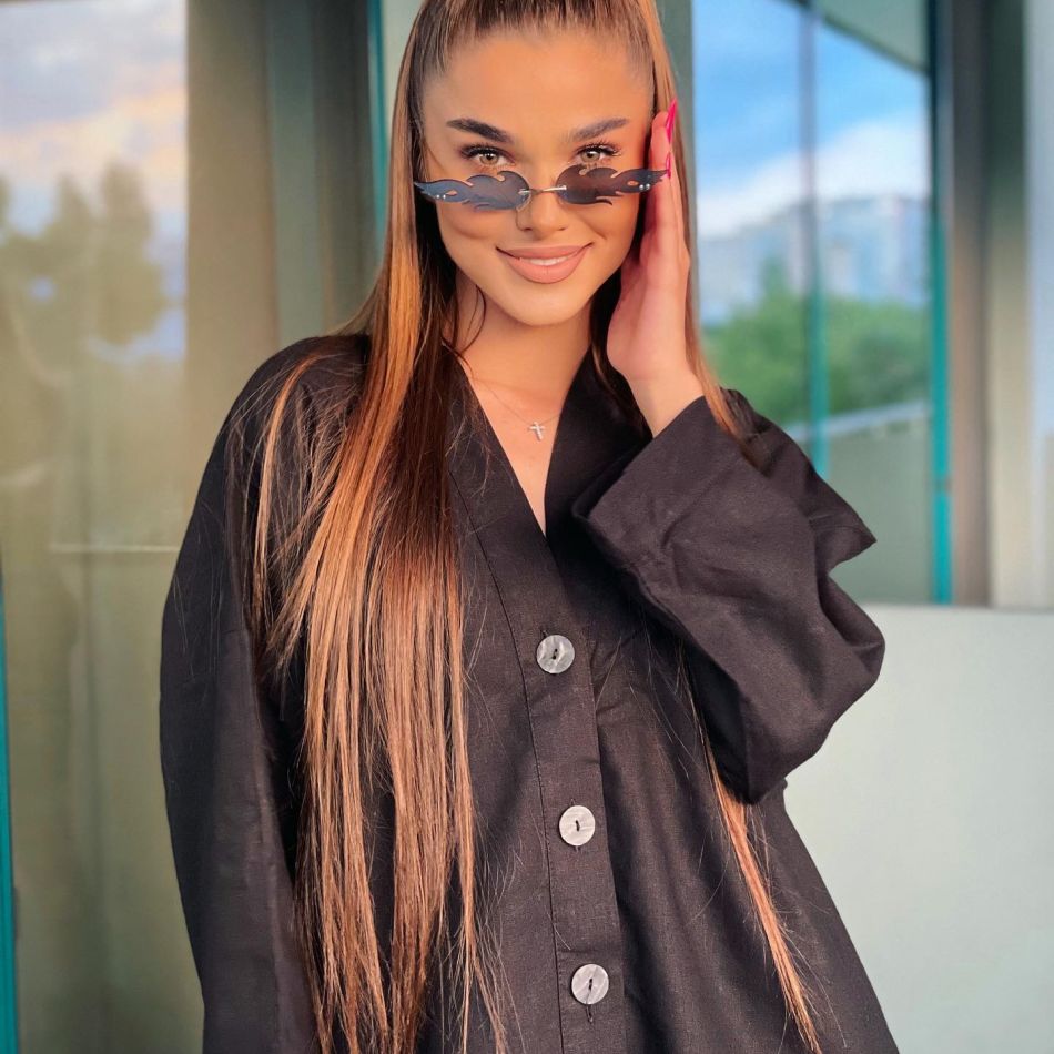 Theo Rose, prima vacanță cu micuțul Sasha! Cum s-a pozat artista în costum de baie, la o lună după ce a născut?