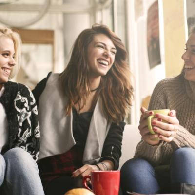 4 activitati constiente pe care le poti face cu prietenele tale: Legatura dintre voi va fi mai puternica!