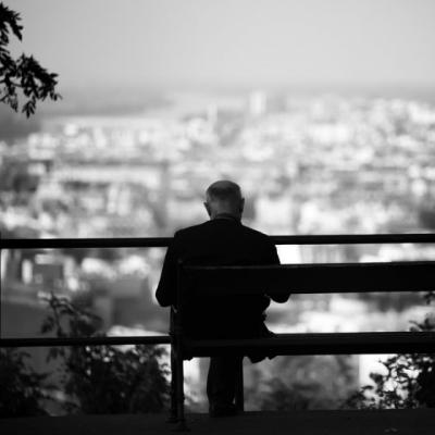  Un tanar statea pe o banca. Langa el s-a asezat un batranel imbracat in alb