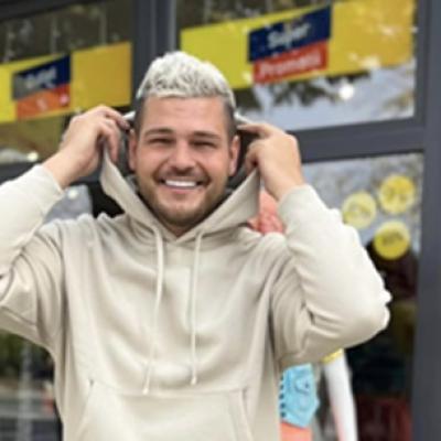 Răzvan Botezatu, afacere de succes cu haine second hand, în Eforie Sud: La mine e ziua și peripeția...