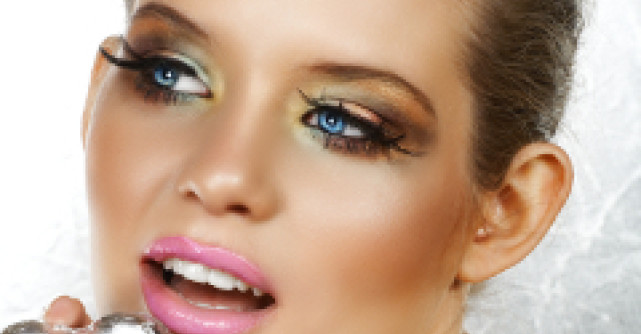 Transforma machiajul de zi intr-unul de seara in doar cateva minute