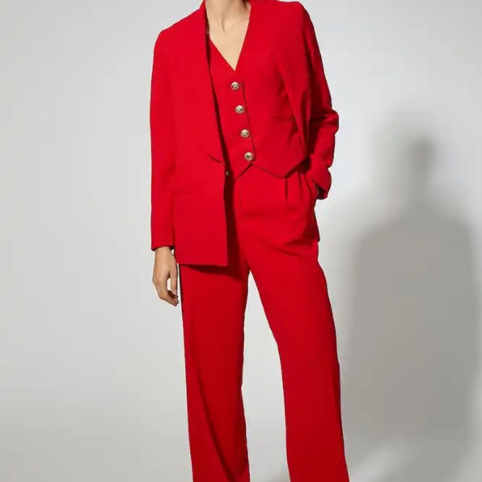 Cum integrăm nuanțele de roșu în ținute? 20 de piese vestimentare pentru anul 2024