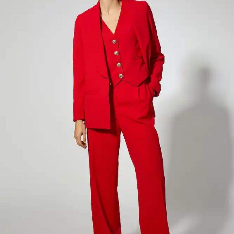 Cum integrăm nuanțele de roșu în ținute? 20 de piese vestimentare pentru anul 2024