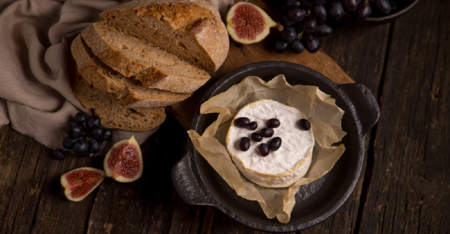 Toast cu branza de capra si prune coapte