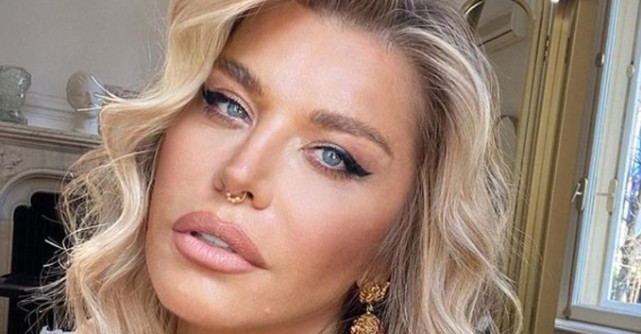 Loredana, mai provocatoare ca niciodată. La 51 de ani, diva s-a pozat în lenjerie roșie și în ipostaze senzuale