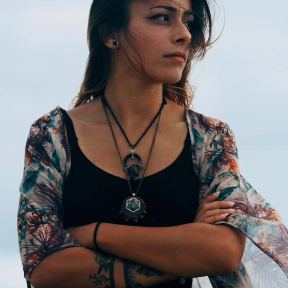 Se poartă colierele lungi cu lanț sau șnur în straturi!