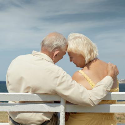 Sotia acestui batranel a murit, asa ca fiul lui l-a luat sa locuiasca cu el