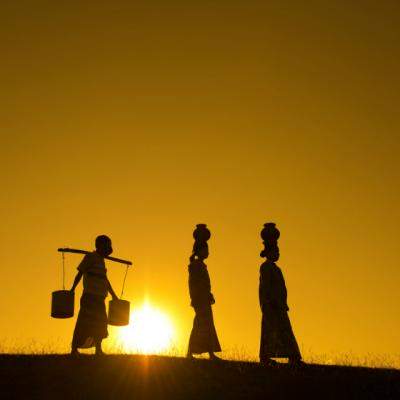 Aceasta batrana mergea in fiecare zi la izvor sa ia apa