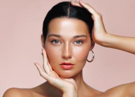 De ce contează ordinea aplicării produselor de îngrijire a tenului dimineața și seara? Află recomandările de skincare