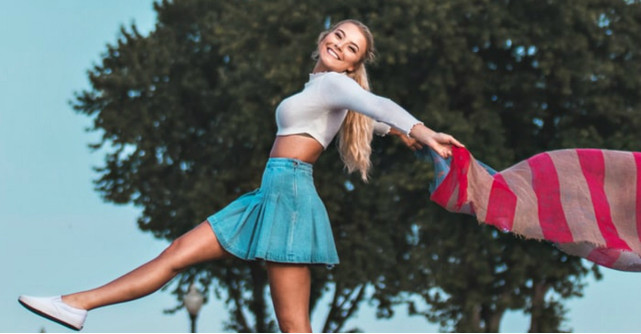 Reduceri de final de vară: blugi de firmă cu aplicații cool