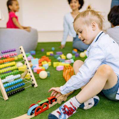 10 jocuri care dezvoltă gândirea logică a copilului: activități simple care îl învață să găsească singur soluții