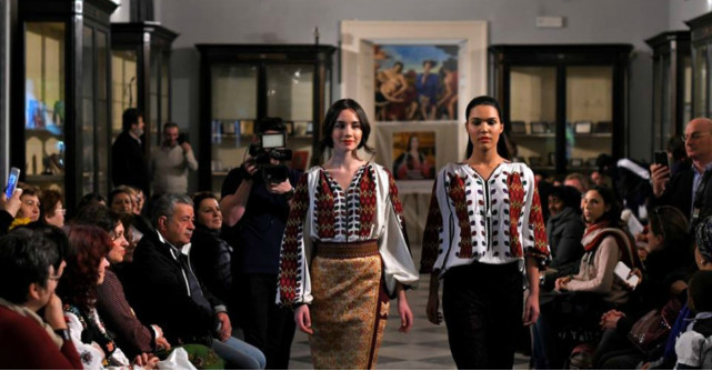 Italia s-a imbracat in Flori de Ie