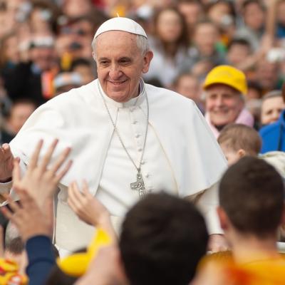 Un copil l-a întrebat pe Papa Francisc dacă tatăl său ateu este în Rai. Răspunsul a emoționat o lume întreagă.