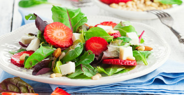 Iti lasa gura apa: 3 SALATE de primavara EXTRAORDINARE