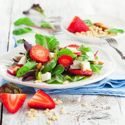 Iti lasa gura apa: 3 SALATE de primavara EXTRAORDINARE