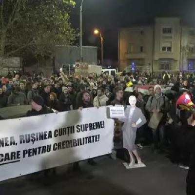 wall-street.ro: Protest spontan în fața CS. Sute de români au ieșit în stradă, după publicarea documentarului Recorder 
