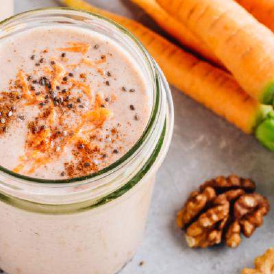 Smoothie cu aroma de carrot cake, micul dejun sanatos, dulce si satios