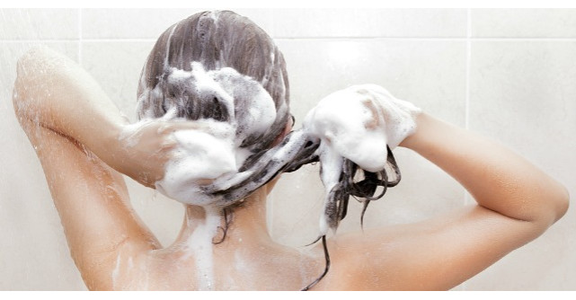 Cum ne spalam corect pe par?