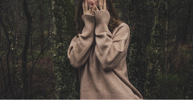 Pulovere lungi și largi purtate cu fuste și pantaloni din piele: super look!