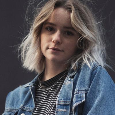 Cum poți stiliza o tunsoare de lungime intermediară până ajungi la coafor 