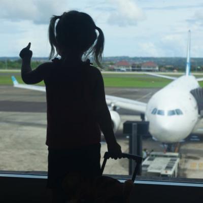  Un barbat s-a asezat langa o fetita in avion. Ce a urmat? Nu pot sa cred!