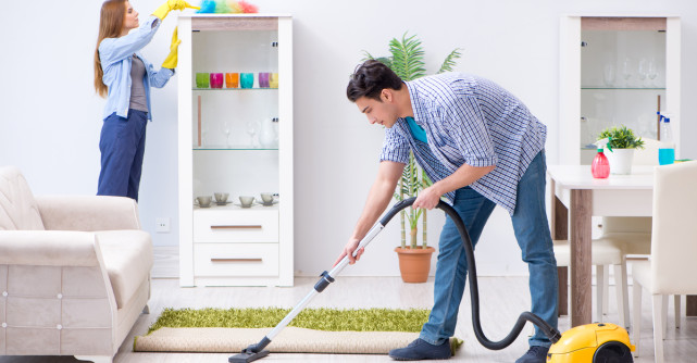 Partenerul nu te ajută în treburile casei? Sfaturi practice pentru a echilibra activitățile