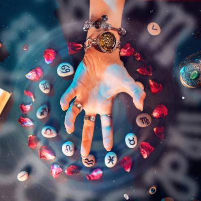 2 zodii care scapă de un MARE GHINION în acest final de an! Universul le eliberează de necazuri și le deschide porțile norocului