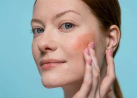 Machiaj fresh în 7 minute cu bază lejeră și blush fluid