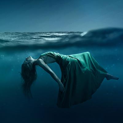 Această tânără stă 6 minute sub apă pentru cel mai frumos dans văzut vreodată