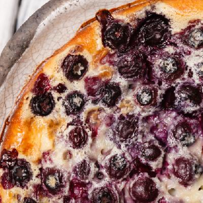 Reteta usoara: Prajitura cu afine proaspete, iaurt si zahar brun